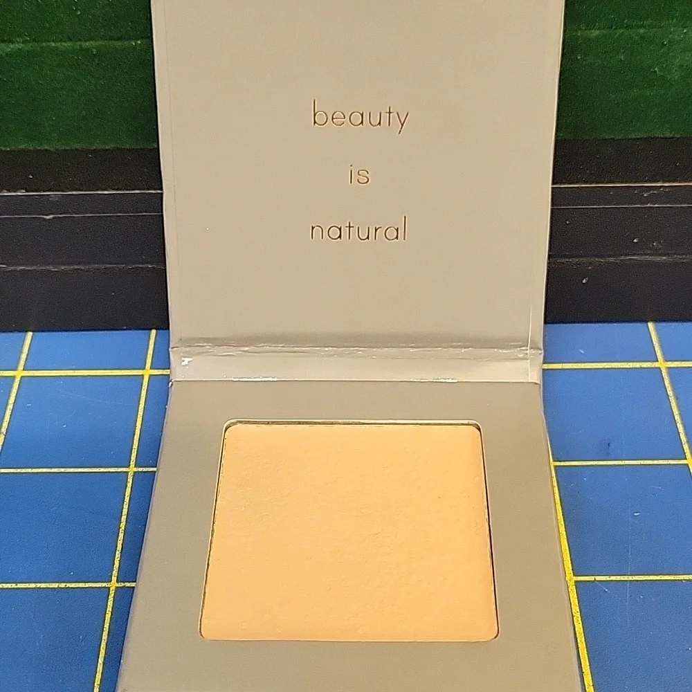 Carlucce Cache Cream - Raw - Foundation Palette - $51 Retail